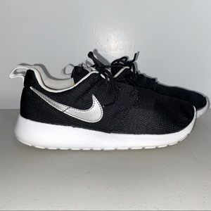NIKE Roshe Run Sneakers
